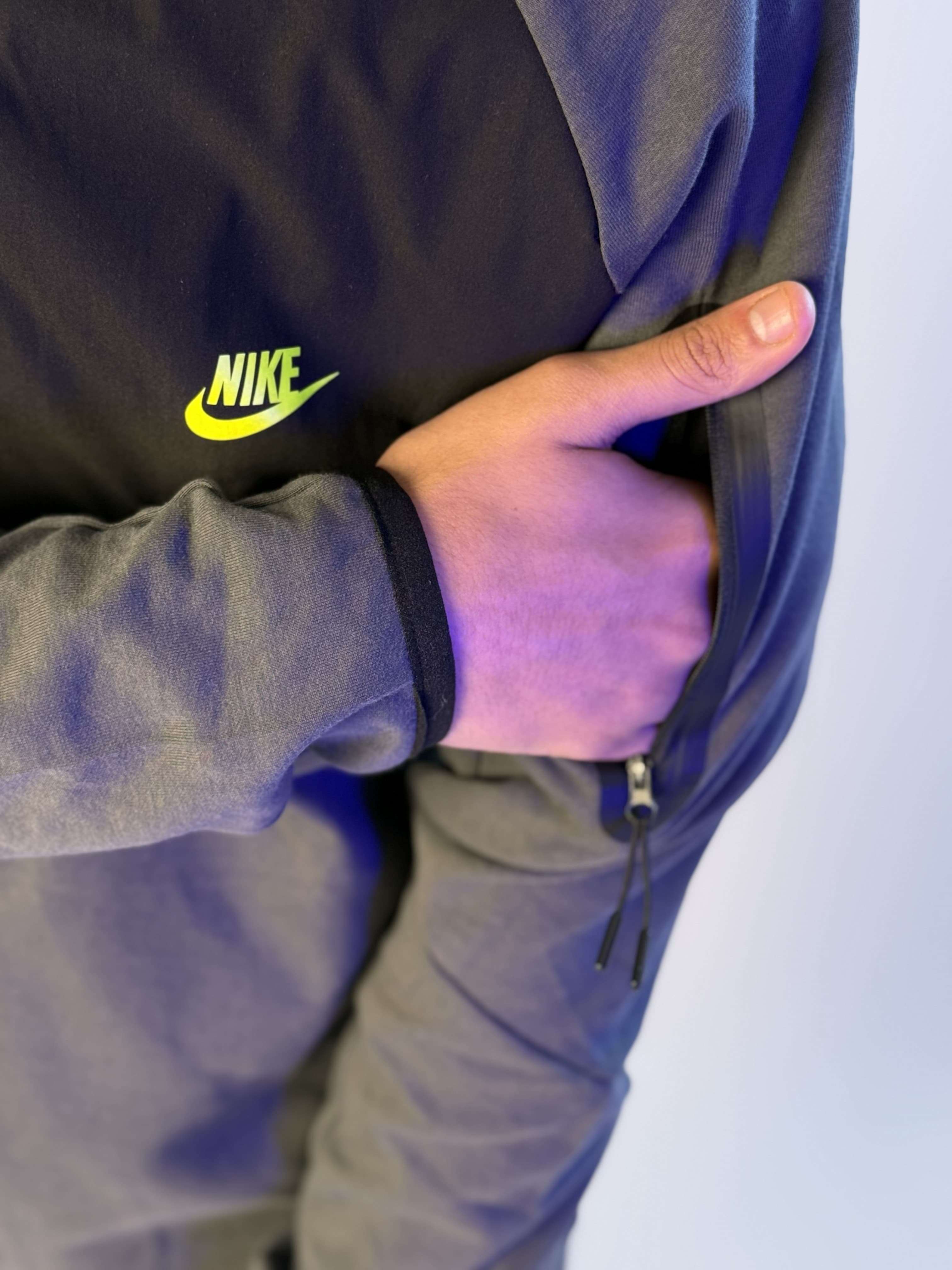 NIKE TECH WINDRUNNER