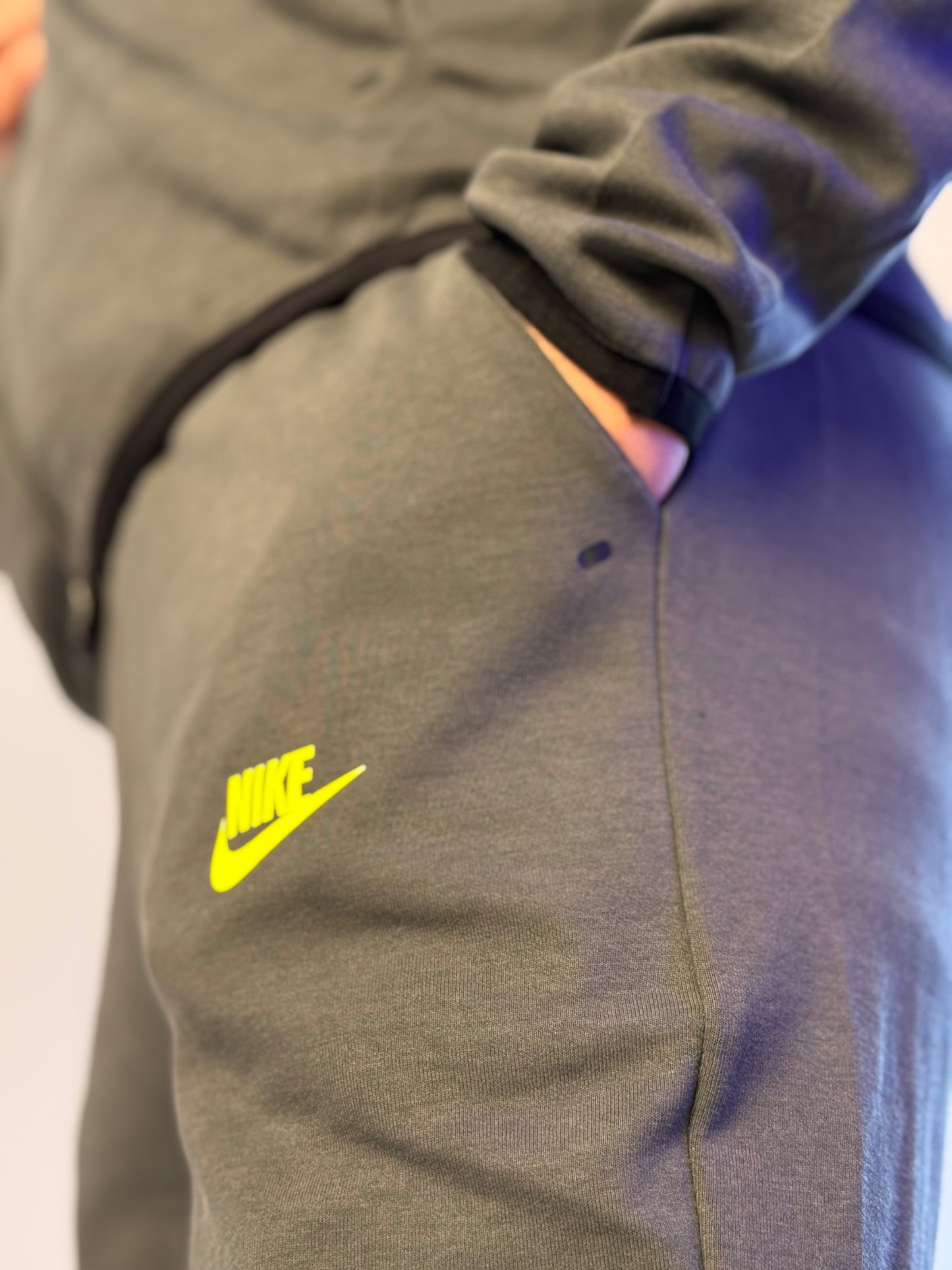 NIKE TECH WINDRUNNER