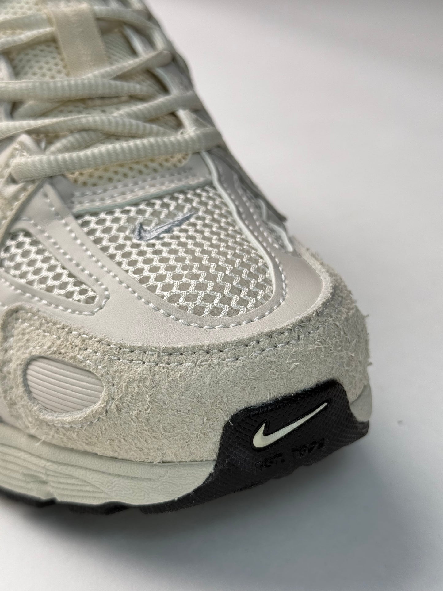 NIKE P 6000
