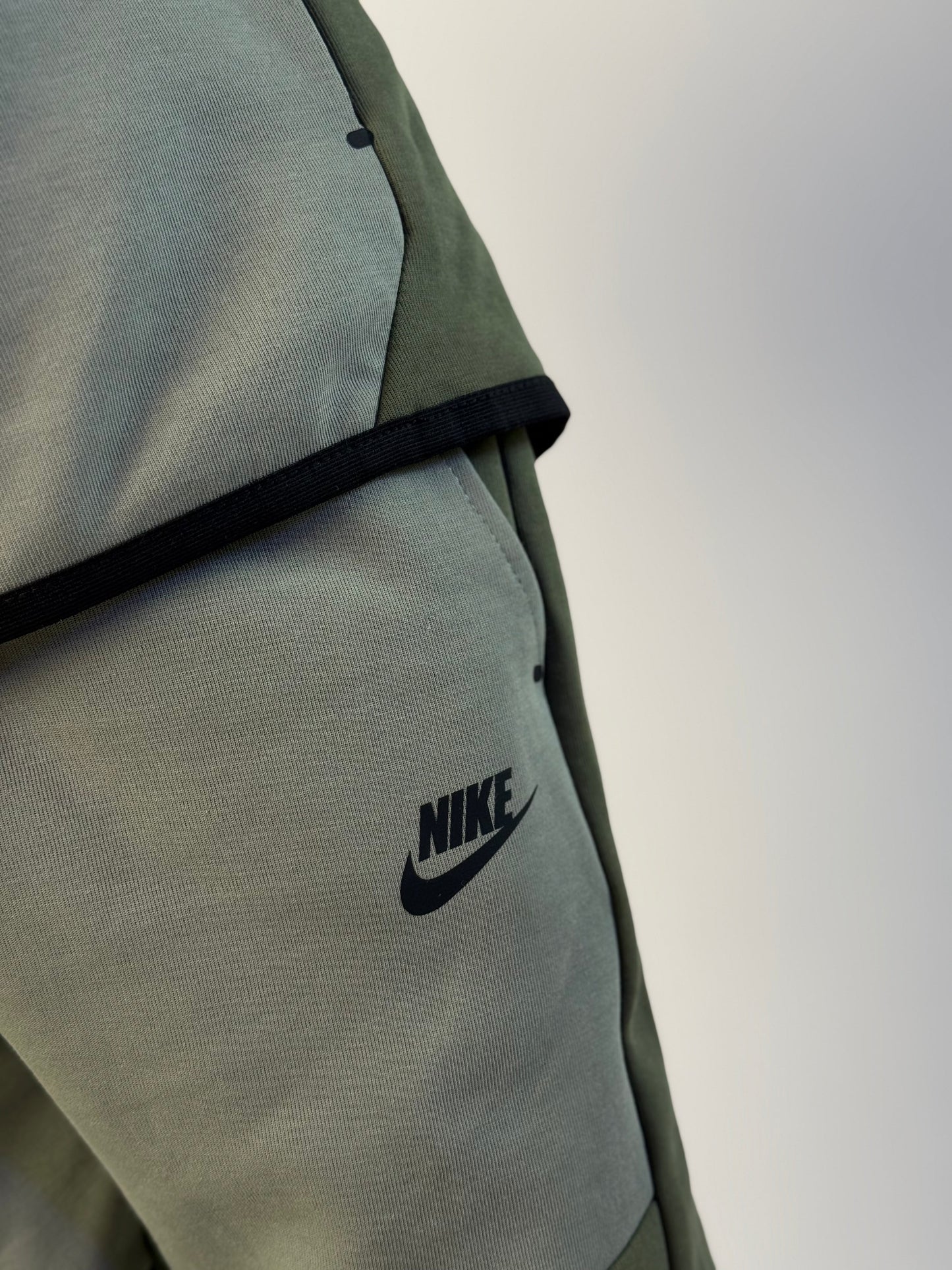 NEW NIKE TECH  KADDY